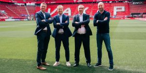 GGM Gastro Geschäftsführer Marcus Inan (ganz rechts) schüttelt dem Vorsitzenden des FC Twente Enschede, im Rahmen der Unterzeichnung des Sponsorenvertrages, die Hand.